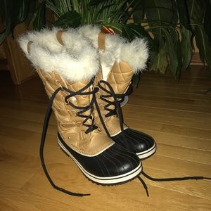SOREL WINTER BOOTS WITH LACE UP FRONT